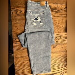 American Eagle women’s ripped jeans in pristine condition!!